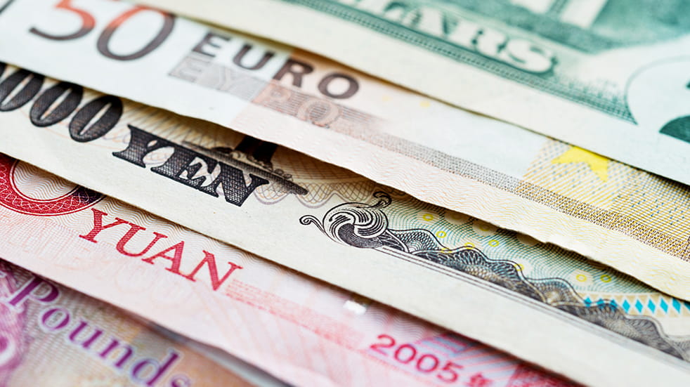 Manage your finances for the new year: exchanging foreign currency
